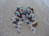 Laço estampa cachorro azul + flor cristal roxa - cod. 1014